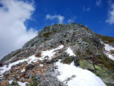 この付近のガレ場が非常に歩きにくかった。アイゼンを外すわけにもいかず進んでいく。でもこういう風景やガレ場はアルプスならでは！