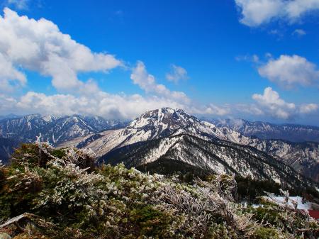 既に焼岳より高い場所にいるのかと思いつつ、向こう側の雲がはけてくれないかと思う