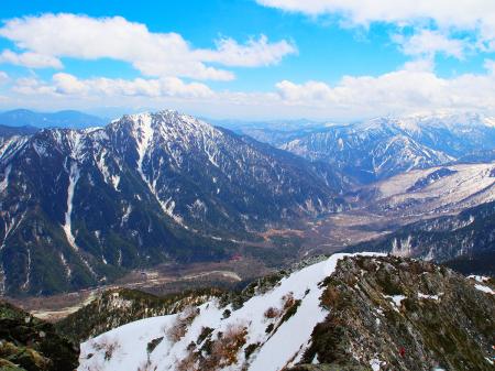 霞沢岳と上高地付近、その向こうに大正池らしきものも見える