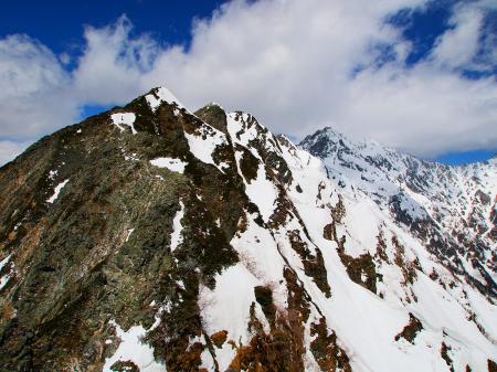 この先ピークがいくつかあって、おそらくその向こう側の高いところが西穂高山頂だが、ロープウェイの時間もあるし日帰りだとやっぱキツイ