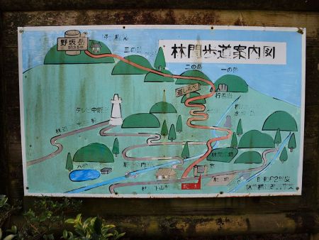 登山口にあった林間歩道案内図を確認しておいた