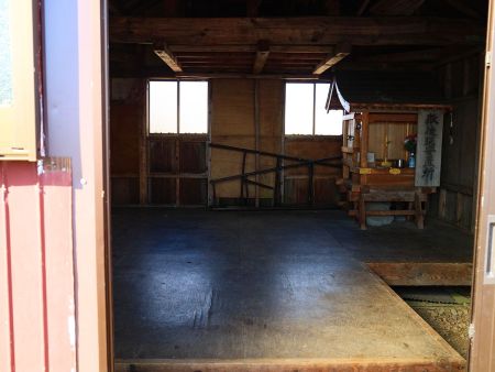 避難小屋の中はこんな感じだけど、ここで宿泊とかする人いるのかな！？右側になんか祀られているっぽいものがあるし・・・