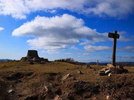 避難小屋からすぐのところで野坂岳の山頂に到着した