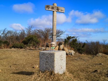三角点と山頂看板と雪村あおいちゃんを撮影しておいた