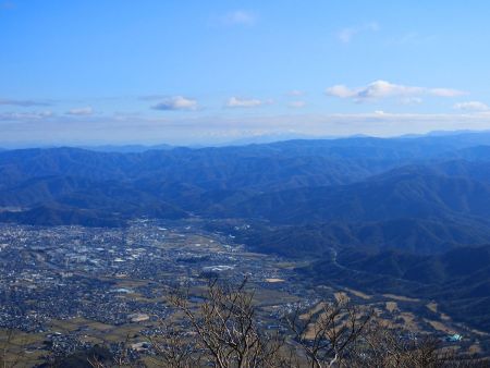奥に白くなった山が見えたのでズームで撮影した。奥に見えてるのは白山と別山らしい。わかりにくいんだけど、荒島岳の頭だけ見えてるらしい