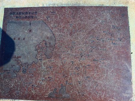 山頂に何が見えてるか記載されていたけど、知らない山名が並んでいた。でもこの付近の山は展望が良いところが多いらしい