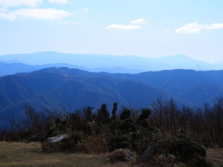 東部をズーム撮影。右側が伊吹山で左側が金糞岳が見えてるらしい。ここからの角度だと形がよくわからないね