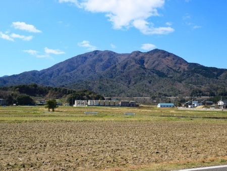帰り途中に車を停車して野坂岳だと思われる山を撮影しておいた。おそらく左側のピークかその奥が野坂岳山頂だと思われる