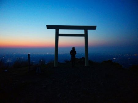 夜明けの風景を見るこまっちゃんの姿。これも一眼カメラで撮影すればよかった