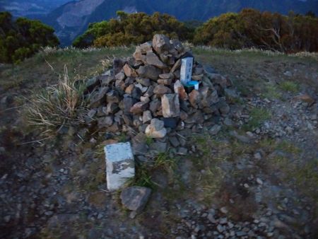 今の入道ヶ岳の山頂は鳥居とこの三角点があるだけになった。看板は飛んでいったのかな！？