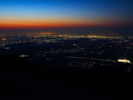 トワイライト夜景を急いで撮影するが、さすがに時期だけあってすぐ明るくなってきた