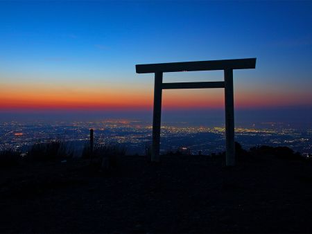 山頂にある新しくなった鳥居とトワイライト夜景。鳥居が絵になって素晴らしい
