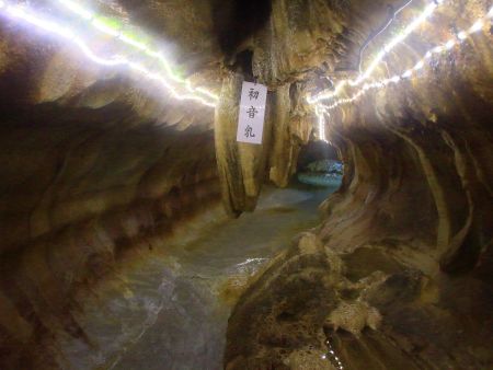 こういうところは狭く低いのでしゃがんで進んでいく。なぜか洞窟内はカメラのレンズがすぐ曇ってしまう。吹きながらなんとか撮影