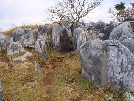 こういう岩の間を通っていくんだけど、細いのでカメラぶつけないように注意していた