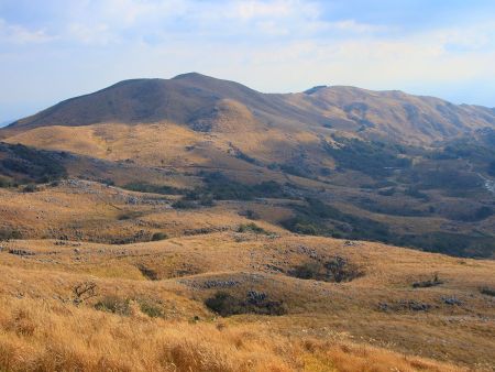 このカルスト台地を歩いてみたいけど今回の目的はやはりナイトハイキングなので辞めておいた