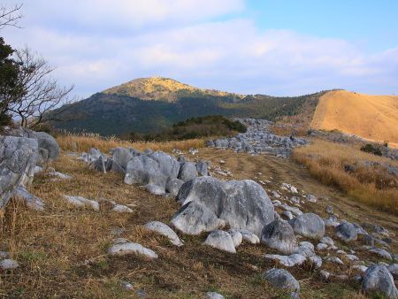 あの山が平尾台の最高峰になっている貫山かな！？時間があれば行ったんだけどね
