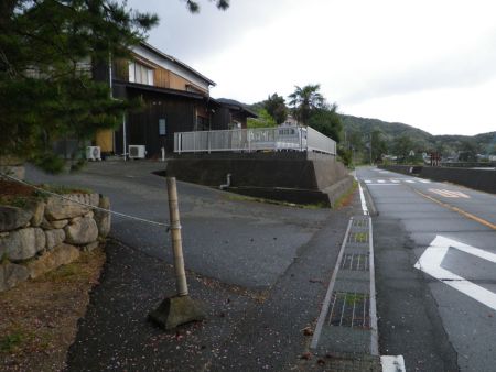 ここを左に曲がって常宮登山口へ歩いていく