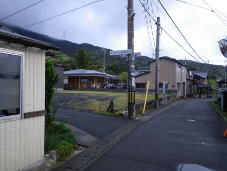 西方ヶ岳登山口への案内標識に従ってここを左に曲がる