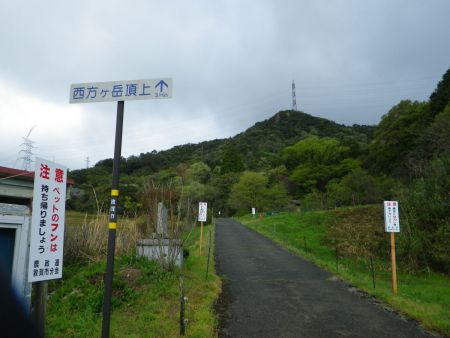 西方ヶ岳まで3.5kmと結構ロングコースになっている。地図で見ても結構長そうだし、標高差もほぼ800mほど登らないといけない