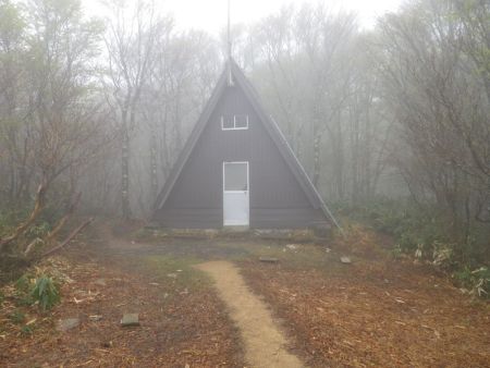 三角の避難小屋。積雪を考えてやはり入口は高くなっているようだ