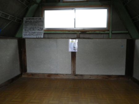 避難小屋の中はこんな感じで綺麗なんだけど、ちょっと狭いかな！？ここで大休憩をすることにした