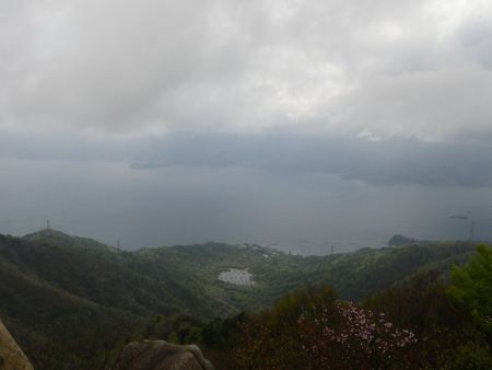 山頂の展望地から一応下を見てみると海が見えた。ガスガスの中でも日本海の展望は見れて良かったと思った