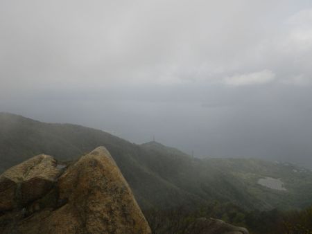 水島の綺麗な水面はほとんど見えない。今回は諦めないといけないのかと残念に思った