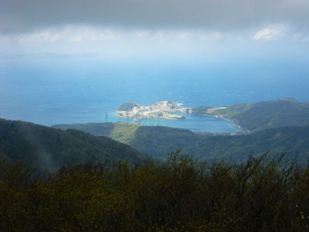 カモシカ台の展望地からは美浜原発がよく見えた。黒い雲がだんだんはけてきて青空がでてきた