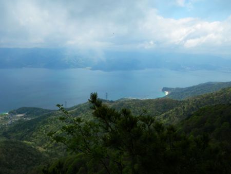 南側の砂浜も陽が当たると綺麗に見えた。綺麗だけど、夏はあそこの海岸で泳ぐことってできるのかな！？