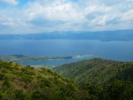 陽が当たって水島の水面が綺麗に見えた。あそこだけ海の色が違うのは深さとか関係あるんだろうけど、綺麗な海水だね