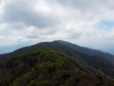 南側の山のほうを撮影してみた。高度を上げて撮影すると一番奥にある高い山が見えたんだけど、おそらく西方ヶ岳だと思う。あんなところから歩いてきたんだね