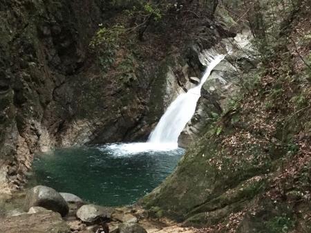 白糸の滝。実際は迫力というより神秘的な感じだった