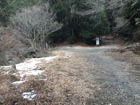 ここで林道が終わる