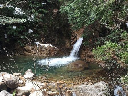 途中、滝が見えたので降りてみた