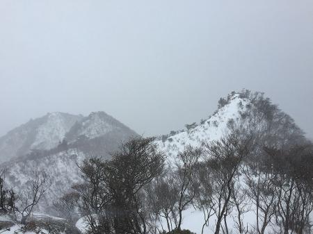 この付近から岩場のルートを進むが爆風。ここから突風が吹くと岩にしがみついてビバークしながら歩く