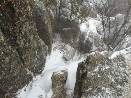 南尾根コースはこういった岩場の上り下りがある