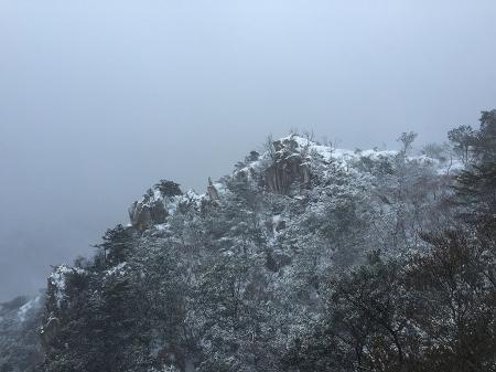 写真では伝わらないが雪かぶった岩が迫力あった
