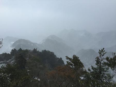 時おりガスがはけて周囲の山々が見える