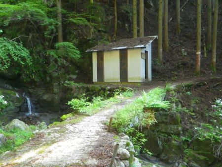 沢を渡ったところに小屋があった。まだ休憩するには早いんだけどね
