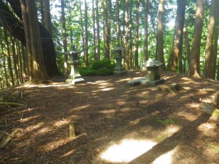 これが不動祠かな！？ここからは尾根の登りになってキツそうなので、ここで少し休憩をとることにした