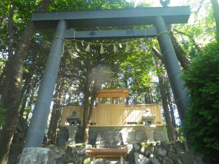 これが石尊大権現らしい。お参りはしなかったけどね。この鳥居をくぐってすぐ右にいくと登山道と合流する