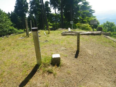 白猪山山頂(819.7m)に到着。山頂には一人だけ登山者に会ったけどすぐに下山していって独占できた