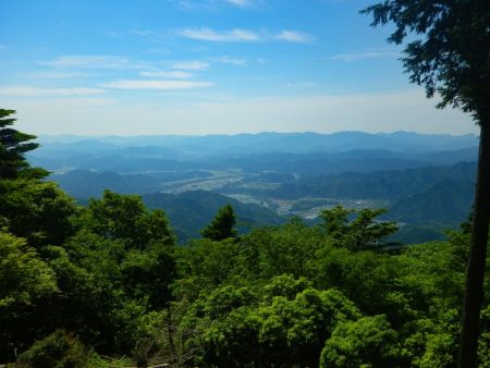 白猪山山頂からの展望はこれだけなんだけど、何の山が見えてるのかわからない。あまり高い山や特徴的な山は見えないね