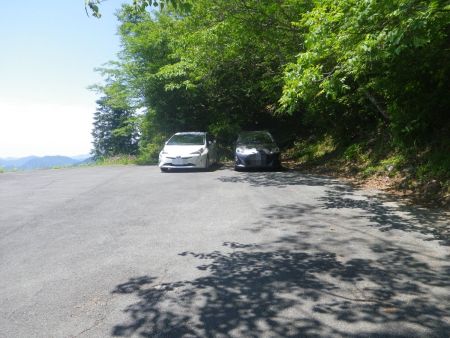 夏明登山口駐車場まで戻ってきた。長いコンクリの道とはいっても時間的には短い山行だった。自分にお疲れ様でしたという感じかな