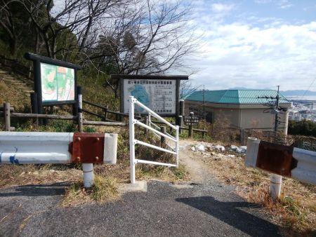 鈴ヶ峰井口登山口からスタート。車はこの上に駐車場っぽいのがあったのでそこにとめた