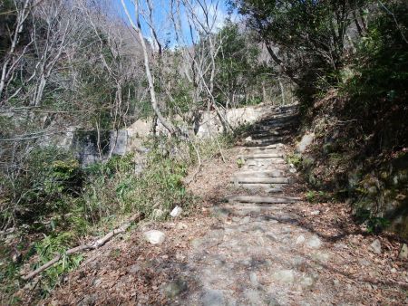 堤防があってその横にはひたすら続く階段を登っていく