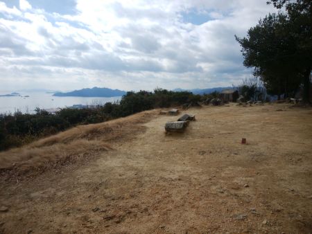 山頂には小さな岩があって、その岩の上を背伸びして見ると中央部分の展望が見える