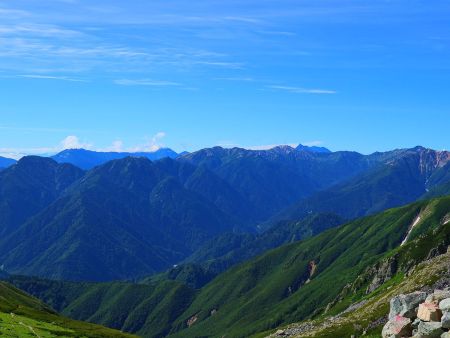 右側に槍ヶ岳が見えたけど、この後は雲がかかって見えなくなる。槍が見えてよかった