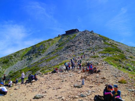 ここまでくるとあともう少し。雄山見えてるけどなかなかつかないんよね