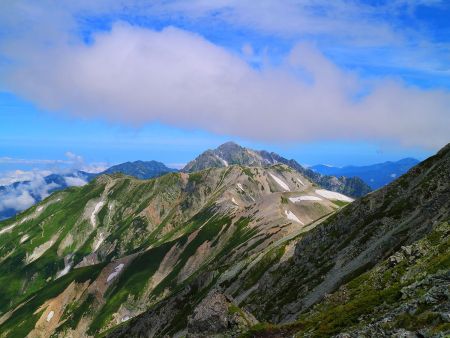 歩いていると明日登る剱岳が頭をだしていた。今回のメインは剱岳なので明日もこの天気であることを祈る